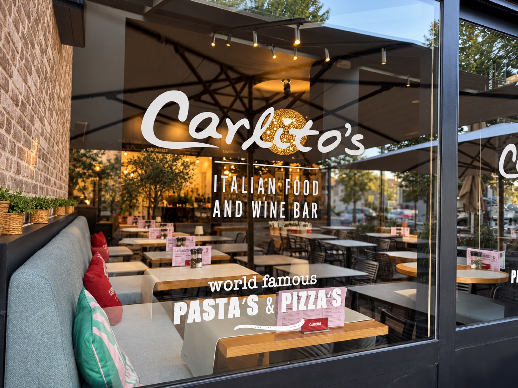 De gevel van Carlito's Brugge aan 't Zand, met het handschrift-logo op de ruit.