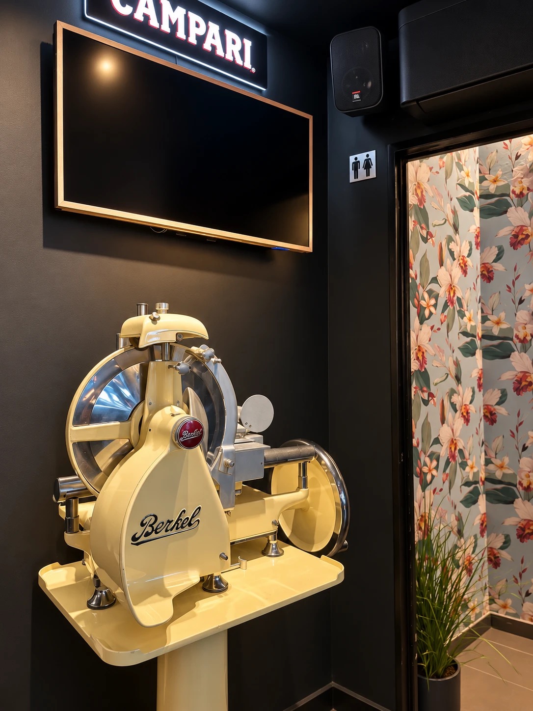 Vintage Berkel-snijmachine bij de ingang van de toiletten