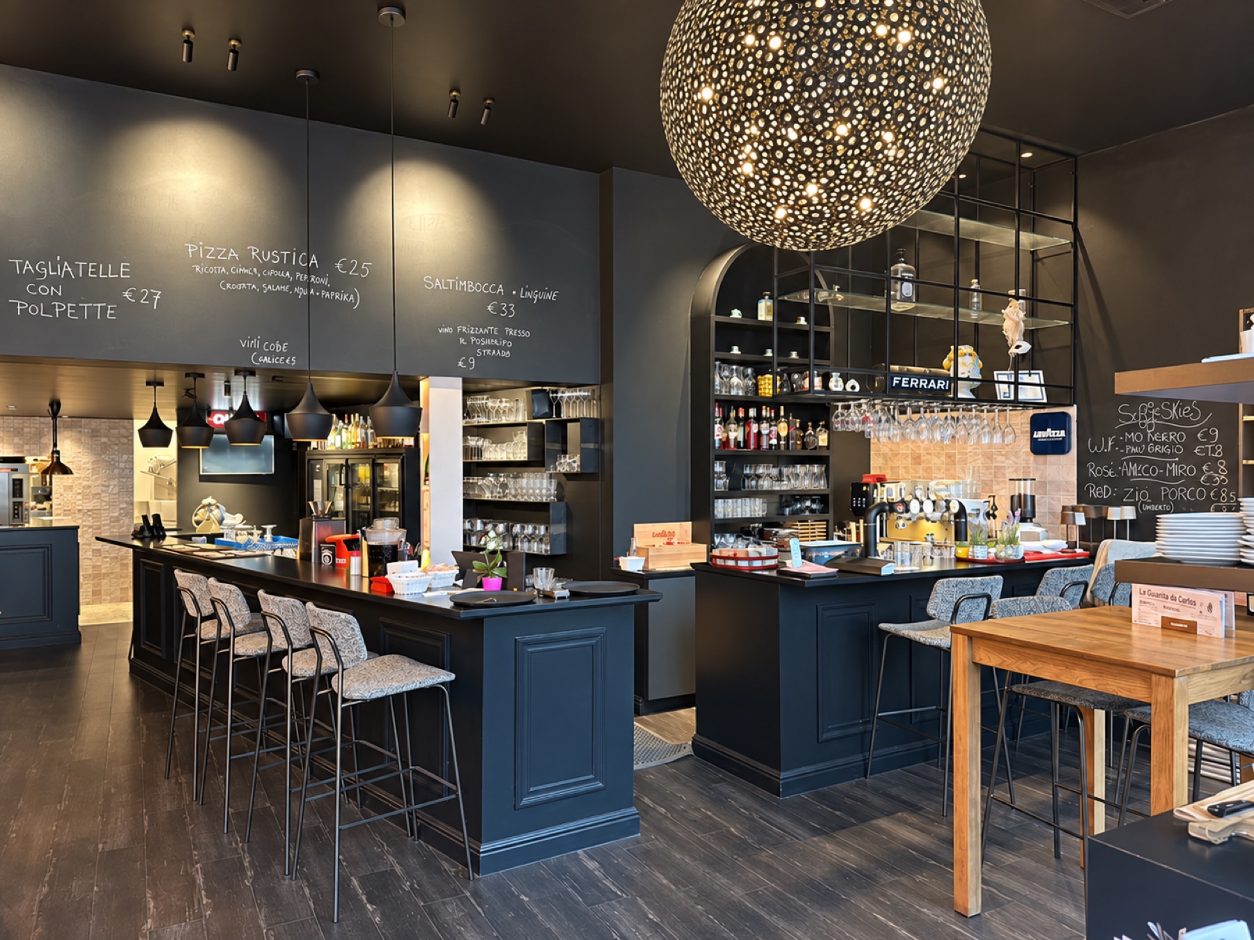 Bar met krijtbordmenu en hanglampen