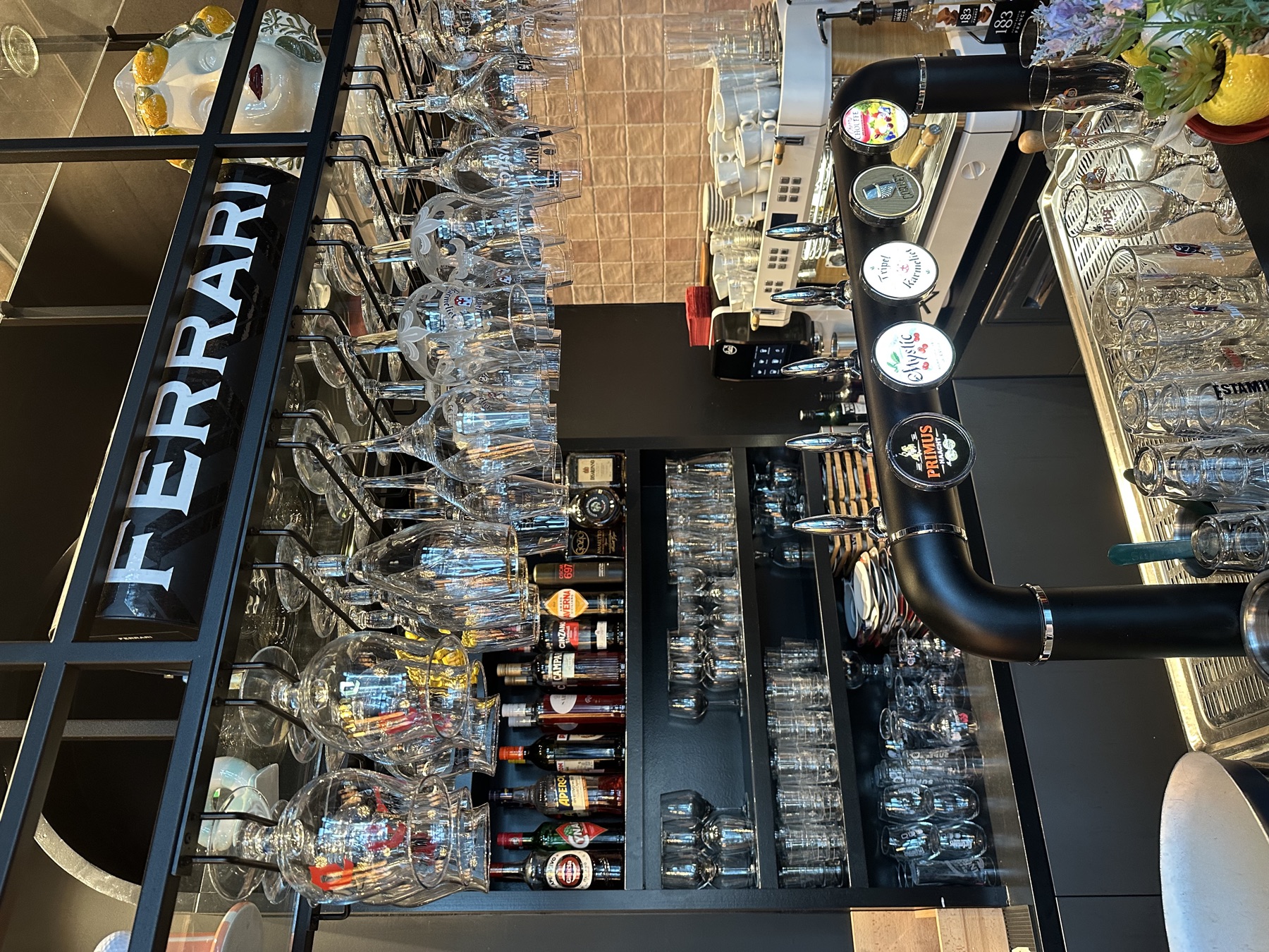 Bar met Ferrari-bord en tapkranen