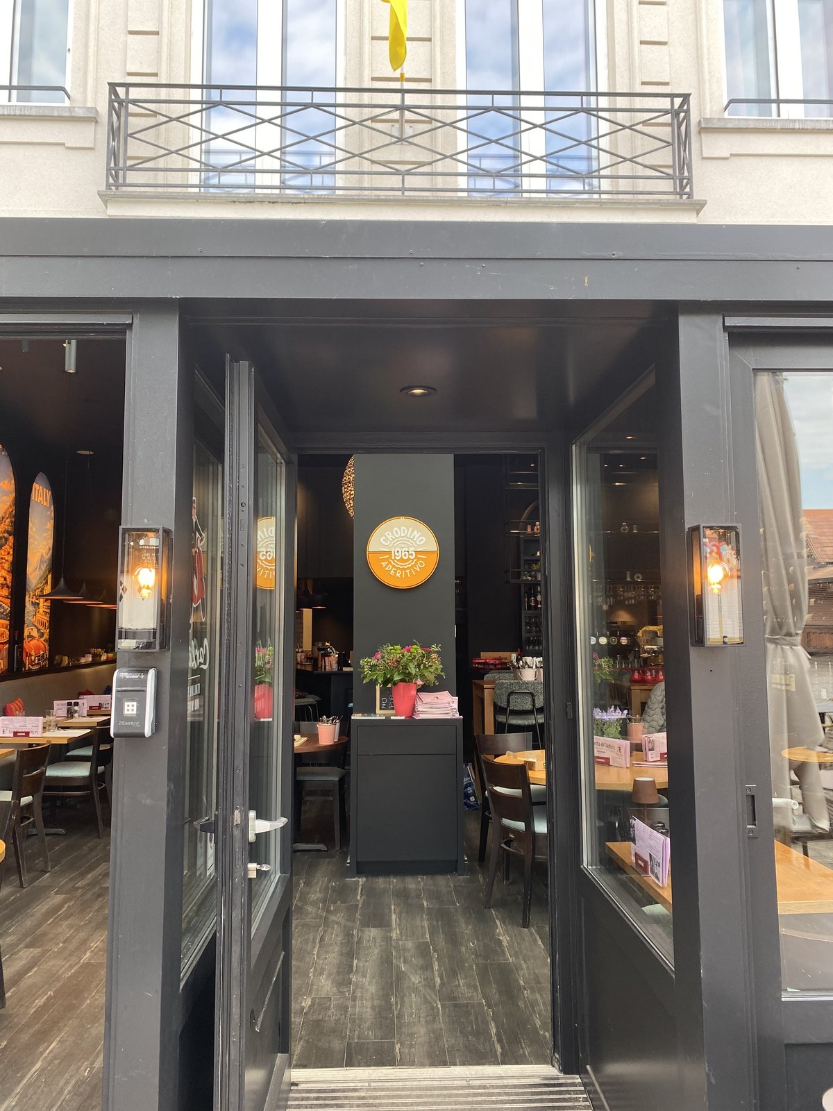 Ingang van Carlito's Brugge met Crodino-bord en terras
